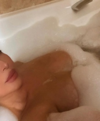 💋 милый гость! Я индивидуалка, и я та, кого ты так долго искал... Я — креативная и нежная леди, которая готова доставить тебе незабываемый опыт. Живу в Москве, так что если ты здесь, давай наслаждаться этим волшебным городом вместе.
Я предлагаю широкий спектр услуг, чтобы удовлетворить твои самые сокровенные фантазии. Будь то романтическое свидание, страстный эскорт или незабываемая ночь вместе — со мной ты найдешь все, что искал.
Мои клиенты всегда остаются довольными и возвращаются ко мне снова и снова. Они говорят, что я умею расслабить и порадовать их, предлагая комфорт и индивидуальный подход. Мои фото говорят сами за себя, и я гарантирую, что вы не останетесь равнодушным.
Возьми смелость в свои руки и дай себе возможность испытать незабываемое приключение со мной. Я готова оживить твои фантазии и сделать твои мечты реальностью. Не упускай шанс и свяжись со мной прямо сейчас. Жду тебя, чтобы создать незабываемые моменты вместе! 💖 398, 26 лет