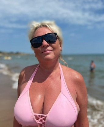 В Москве я создам атмосферу страсти и наслаждения. Мои услуги основаны на твоих фантазиях и желаниях. Будь то романтический вечер, сексапильный стриптиз или просто приятное общение, я гарантирую, что каждая минута со мной будет запоминающейся. Приложу все усилия, чтобы ты ощутил мой поистине магический прикос. Заходи на мою страницу, посмотри мои фото и отзывы - они говорят гораздо больше, чем мои слова. Жду встречи с нетерпением! 🌟💋 2384, 48 лет