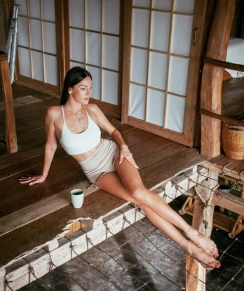 Я способна погрузить тебя в мир наслаждения и страсти. Мои услуги включают классический и эротический массаж, оральный и классический секс. Я обладаю стройной фигурой и прекрасной улыбкой, которая сведет тебя с ума. Фото соответствуют действительности, все отзывы положительные. Приветствую чистоплотных и щедрых мужчин. Не упусти возможность окунуться в мир наслаждения со мной, встречи провожу в уютной квартире в центре Москвы. Доверься моим ласкам и стань особенным для меня.✨ 3640, 28 лет